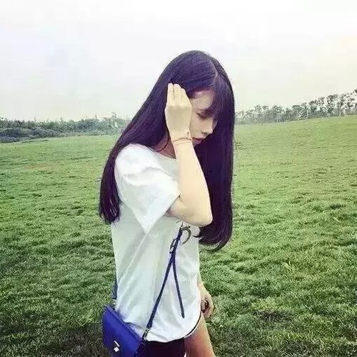 求几张女生背靠墙面的唯美忧伤的图片(从左面或者右面