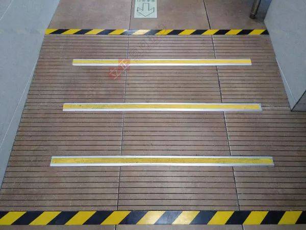 斜坡处设置防滑条