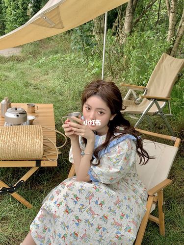 万能的书书,求一求这个美女子到底是谁,求个微博或者小红书,拍的衣服