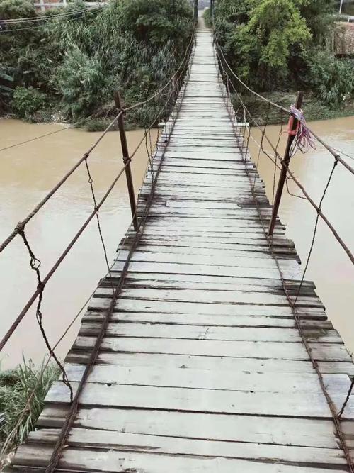 五华这个地方新建了一座新桥,以前的铁索桥你还记得吗