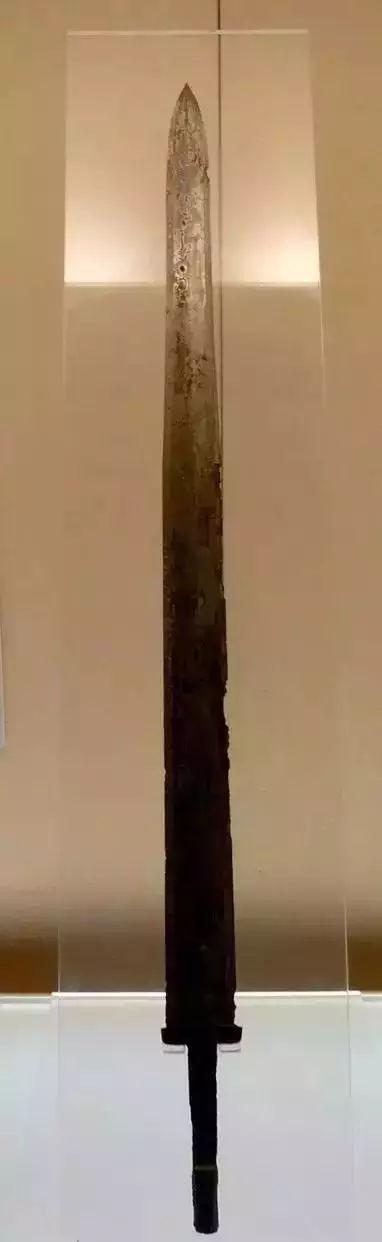 越王州句剑(也叫州勾剑,现存数把同名剑,这把现存于上海博物馆)