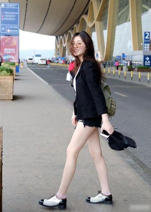 被林允"漫画腿"秀一脸,又细又长白到发光,"腿玩年"的节奏!