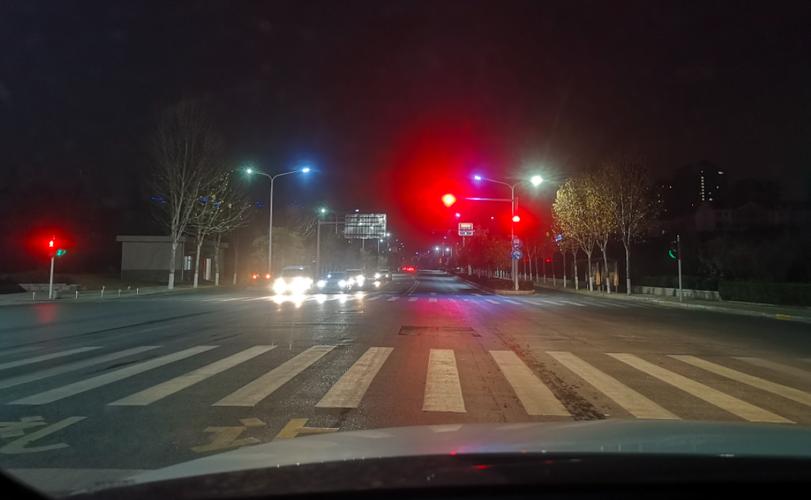 信号灯上绿灯仅剩三秒该加速前进还是减速熄火
