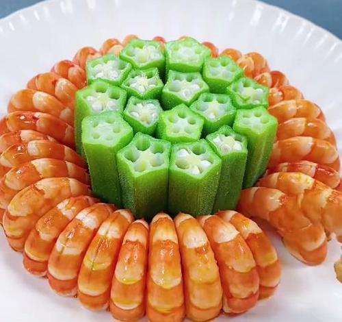 好了,秋葵和虾仁拼盘就做好了,是不是很好看呢?