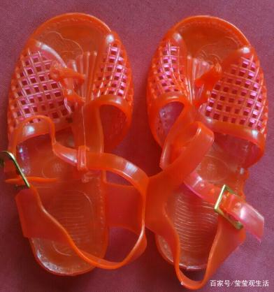 老凉鞋:八十年代风靡夏日的塑料凉鞋,穿过的都四十好