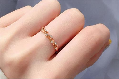 女生左手中指戴戒指其他手指戴戒指的含义