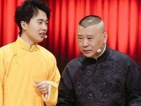 郭德纲偷偷去看儿子演出,郭麒麟抱着父亲哭泣,父子情深摸头安慰