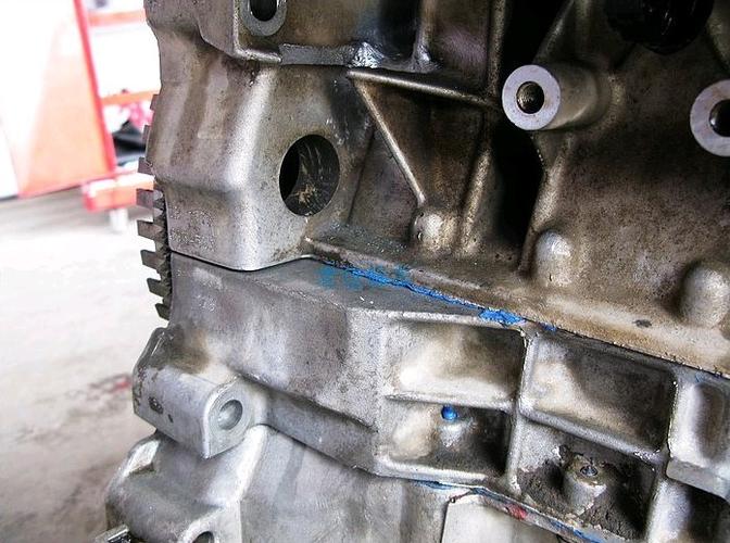 曲轴的定位孔,如果有专用工具的话,定位位置在这里.