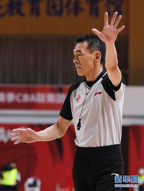 4月11日,本场比赛主裁判梁斌在比赛中执裁.新华社记者 李紫恒 摄