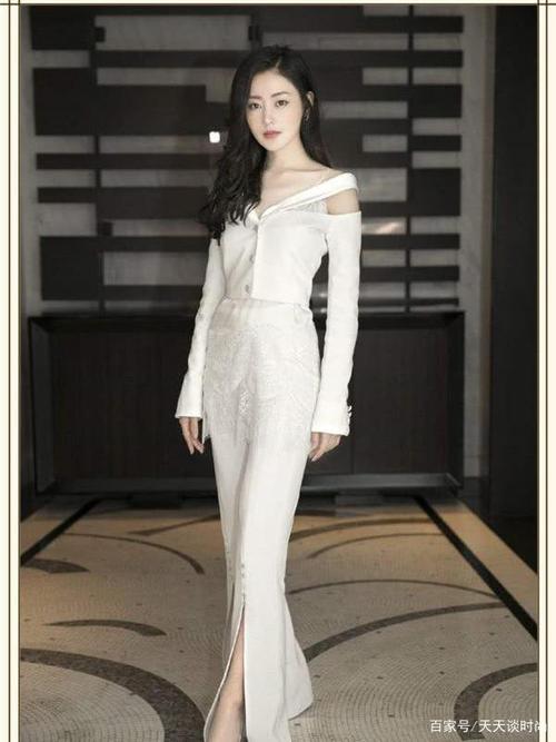 张天爱霸气升级,黑礼帽配白西装化身女骑士,难怪要找