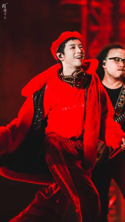 真的好好看啊笑的超级杀我的笑 我很喜欢穿白色衣服的华晨宇 可以更显