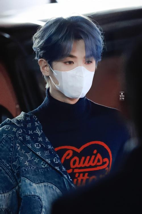 丨报告报告黄明昊又染蓝发了