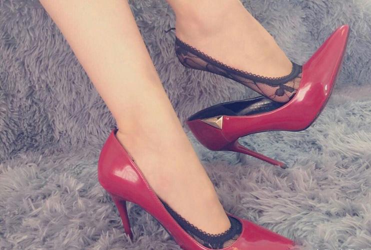 是你喜欢的红色高跟鞋吗