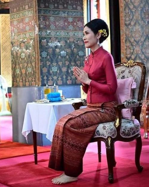 泰国贵妃诗妮娜:因貌美跪拜高僧被男军官盯着看,宫斗不输苏提达