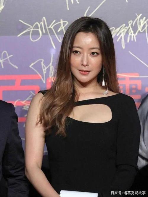 金喜善红毯造型不含糊,一身黑色长裙简约大气,又不失性感魅力