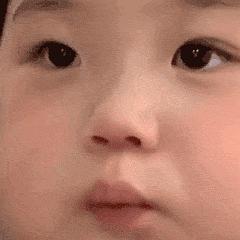 求这个小女孩的所有表情包太太太可爱了