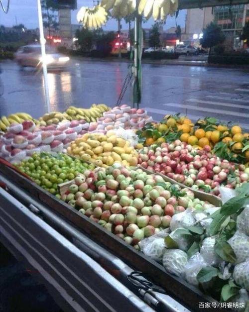地摊中的"水果车"