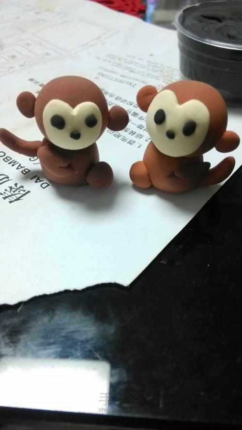 用橡皮泥捏出来的一对可爱小猴子教程