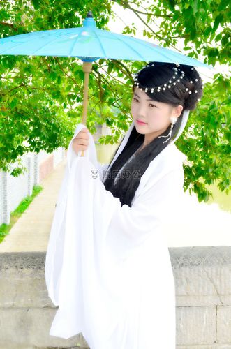撑伞古典美女图片