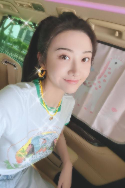 超甜!景甜穿白色t恤简约大方 对镜比v甜笑清新可爱