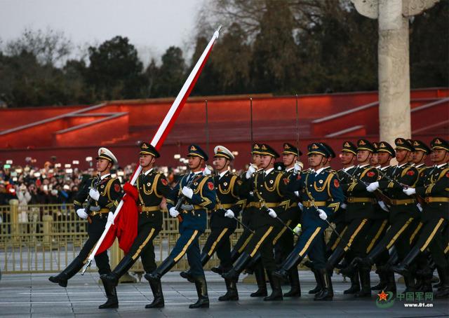人民解放军首次执行天安门广场升国旗任务