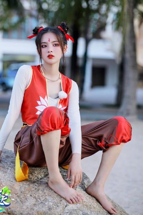 杨超越cos哪吒太像,曾改编了《舞女泪》,究竟谁在捧