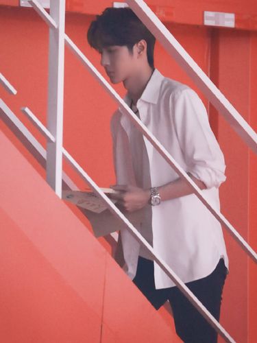 白衬衫也百变,肖战塞裤子里耍帅,王一博敞胸穿好清新!