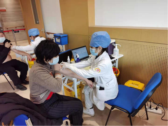 现场区域划分明确,疫苗接种人在工作人员的指引下有序完成疫苗的接种