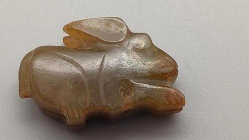 殷商晚期玉器:圆雕青玉兔