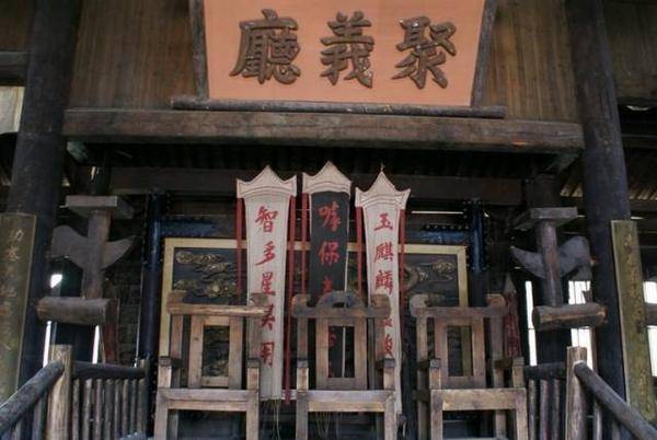 《水浒传》中宋江如何化解晁盖的遗嘱坐上梁山头把金交椅?
