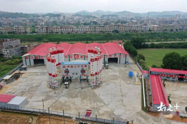 梅龙铁路四标1号拌和站位于梅州市五华县华城镇维新村,占地31亩,采用