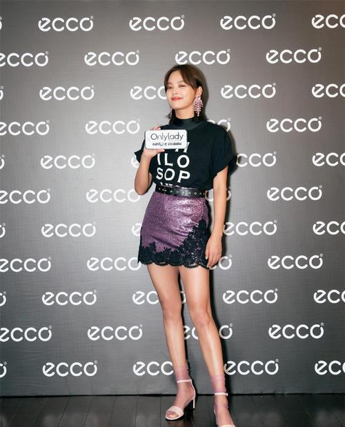 原创辛芷蕾哪来的勇气?竟在凉鞋里面套丝袜,却硬是把土味穿成时尚!