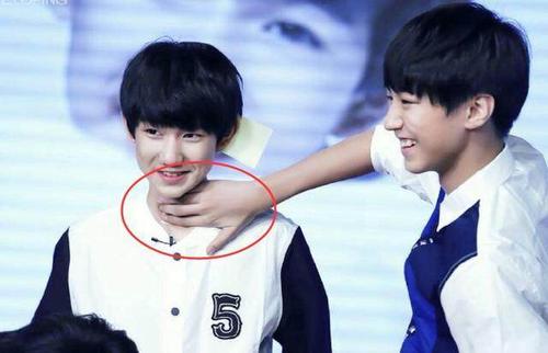 最形影不离的穿帮镜头,王俊凯对王源做了啥,王源冲