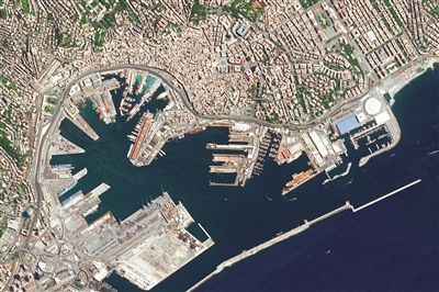 热那亚,地中海最大的集装箱港口之一,但这座城市的空间发展受到其在地