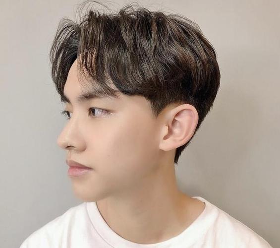 男生"八字刘海"时尚帅气,剪完修饰额型韩范十足,很