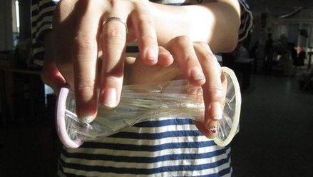 真人演示"女用避孕套"用法