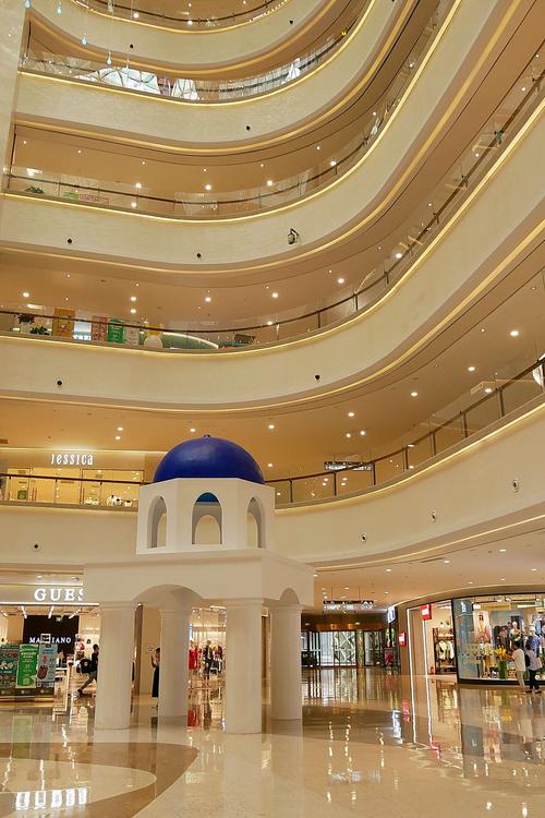 漫步在上海爱琴海购物公园