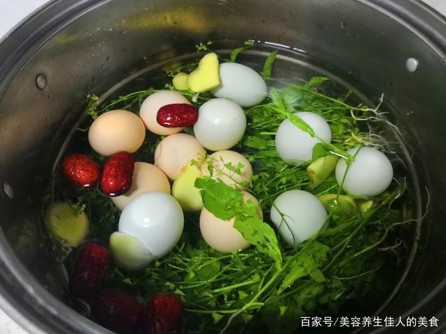 俗语说"三月三,荠菜当灵丹".三月三荠菜煮鸡蛋