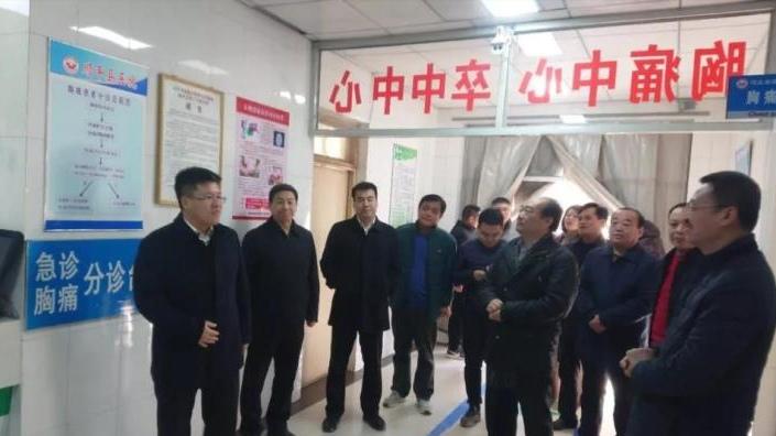 县长邓艳学带队到县医院慰问一线医务人员