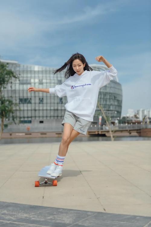 韩裔女生ko hyojoo有着亚洲长板女神的美称,她创新地将舞蹈与滑板