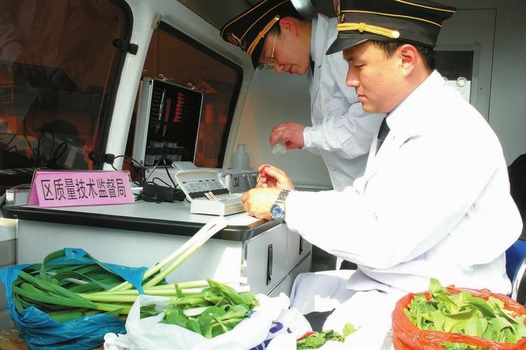 图为检测人员正在检测蔬菜农药残留  记者 谢作灿 摄本报讯 草头,菜