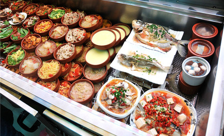 菜品一般提前做好,所以不需要很多人手,一般2-3人即可很好经营蒸菜馆