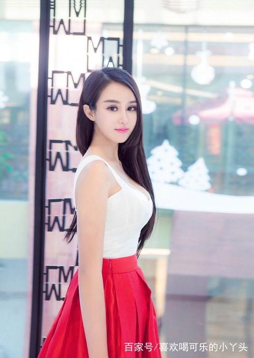 街拍:小巧玲珑的美女好有气质,随心搭配,又是一道美丽风景线