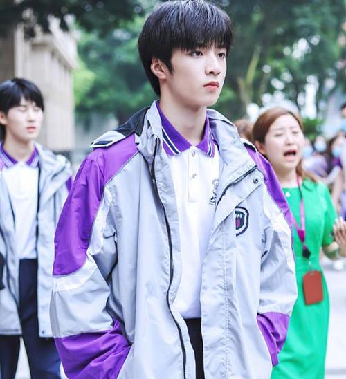 15岁刘耀文初中毕业照曝光颜值外形太耀眼充满青春活力