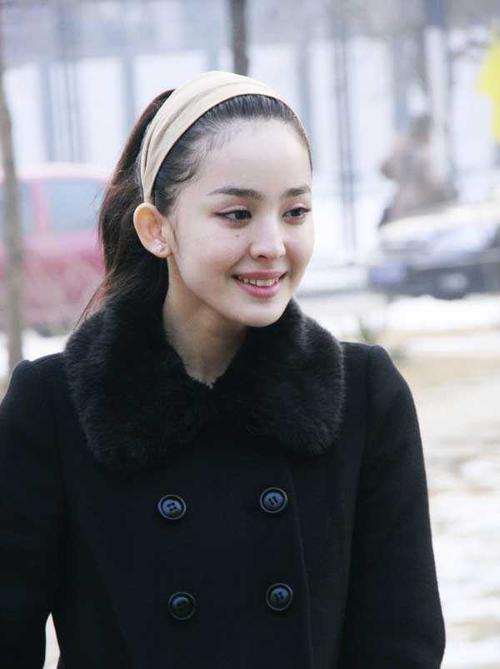 来自新疆的考生古力娜扎.其出众的外形就吸引了众人的目光.