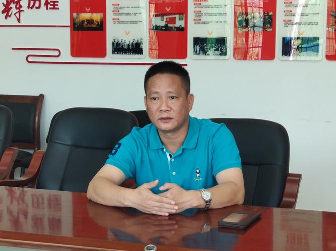 育才生态区工委副书记王瑞安到马脚村,那受村开展调研