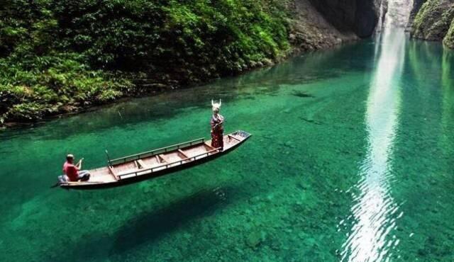 湖北恩施鹤峰屏山峡谷河水清澈见底图片