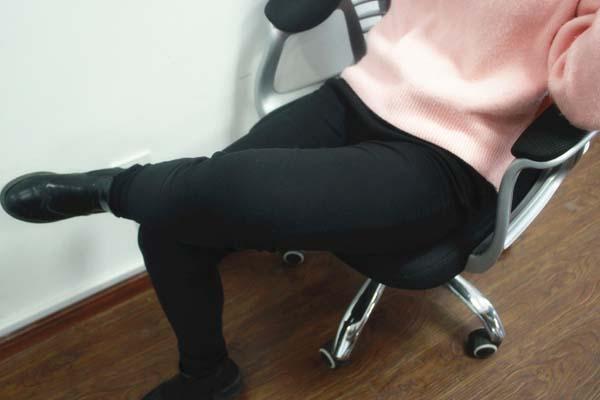 如果您一坐下来,就习惯性地翘二郎腿,请先了解一下危害