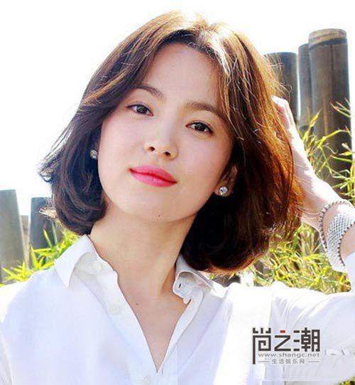 宽脸适合的发型 宋慧乔留经典内扣短发发型图片