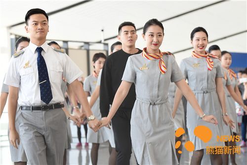 北京:首都航空全面转场大兴机场 空姐空少上演高颜值快闪